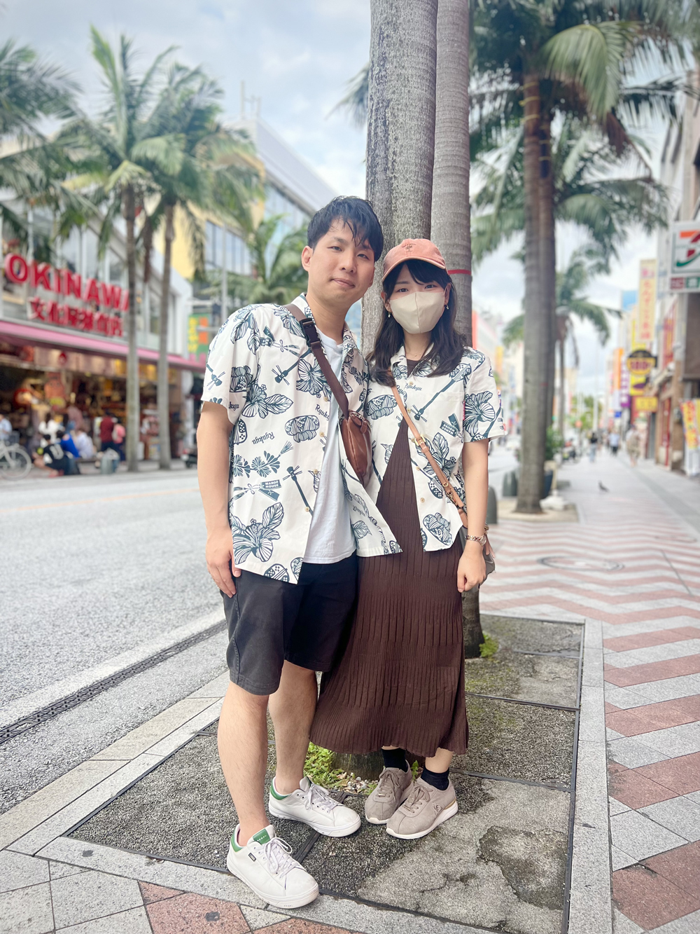 カップルでマンゴハウスかりゆしウェアのおそろい沖縄旅行コーデ！