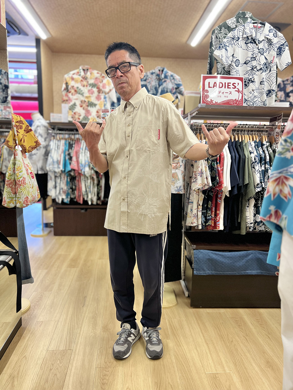 大阪からの常連お客様、シンプルで普段使いしやすいかりゆしウェアを選びました！