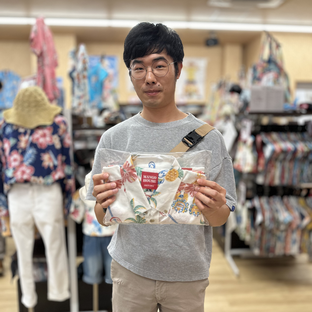 海外から日本語ペラペラなお客様、沖縄観光でお気に入りのかりゆしウェアをゲット！