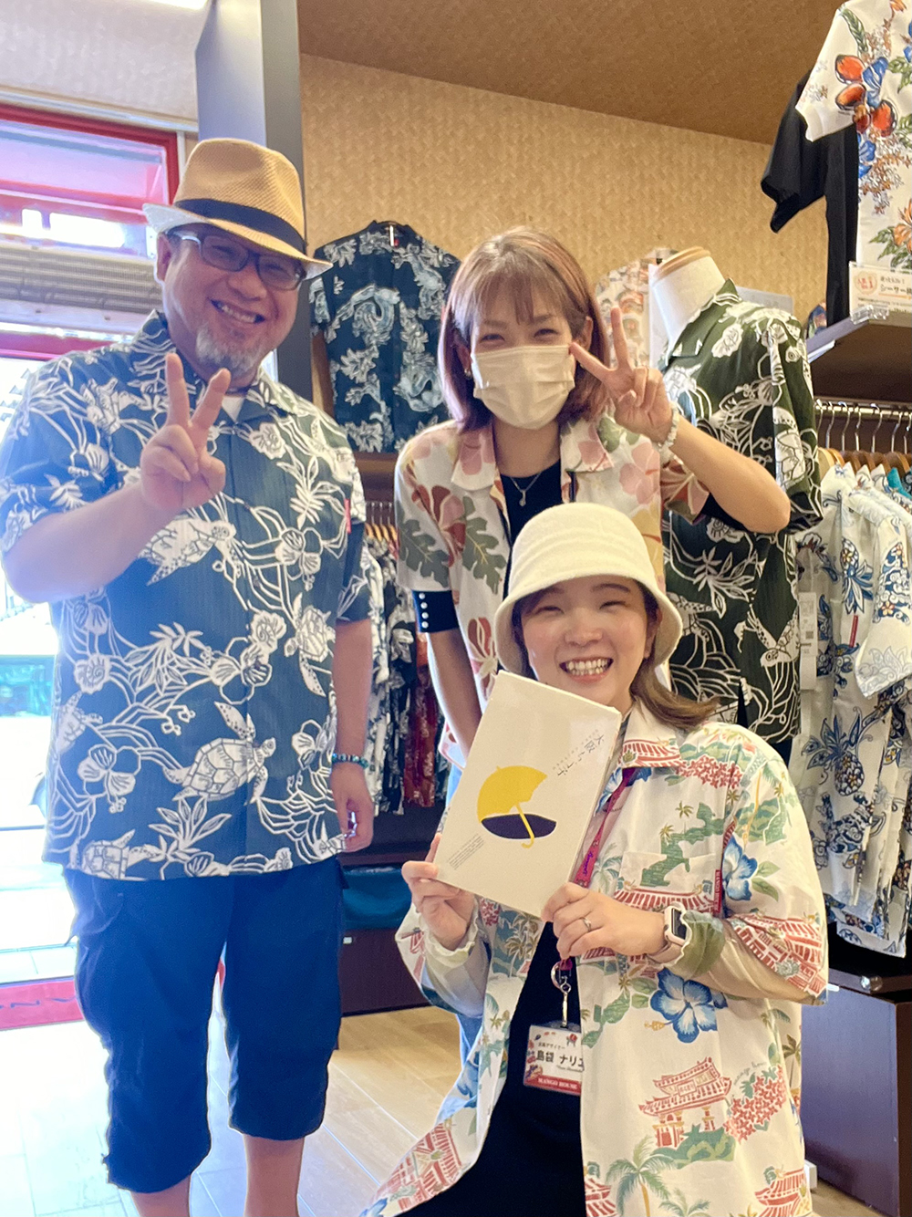 常連のお客様、マンゴハウスでずーっと気になっていたかりゆしウェアをついに購入！