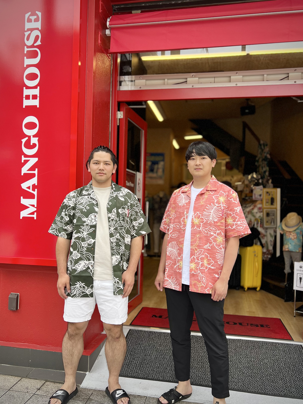 マンゴハウスのかりゆしウェアをかっこよく着こなすメンズ２人♪