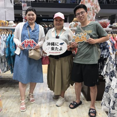 家族で沖縄に着いたばかりという事で 皆さんでかりゆしウェアを選ばれました✨ 沖縄観光を楽しまれて下さい🏝️🌺 なお写真ありがとうございました😊 
