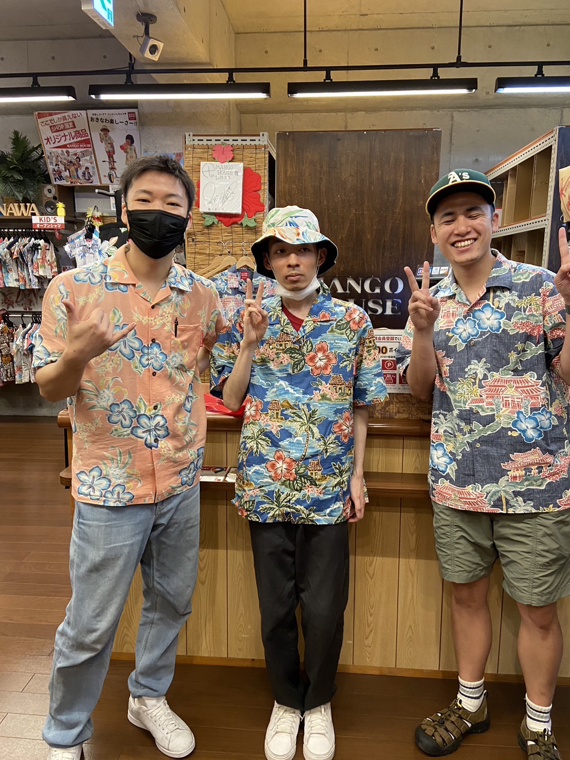 奈良のリピーター様、懐かしいデザインのかりゆしウェアを着てお店にご来店♪