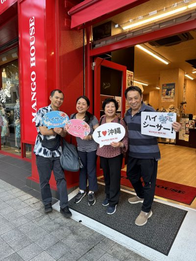 オーストラリアからのお客様、沖縄産に惹かれそれぞれ選んでいただきました♪