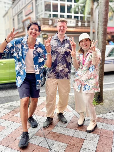 海外から呪術廻戦コラボのかりゆしウェアを買いにマンゴハウスへデザイナーと2