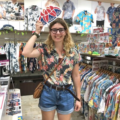 昨日国際通りでゲットしたばかりという事 

早速！旅行中に着替えて楽しんでますね〜 