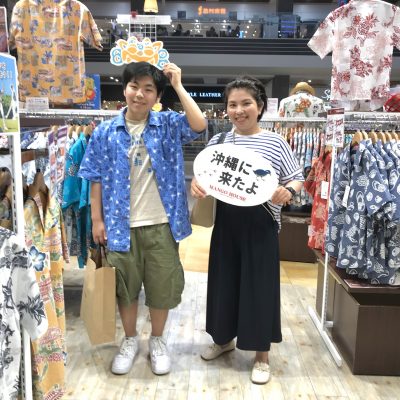 今回は、初店舗！ ピカチュウかりゆしを着用の息子さんも  マンゴハウスでは“シーサー柄”のデザインを ゲットされました ✨