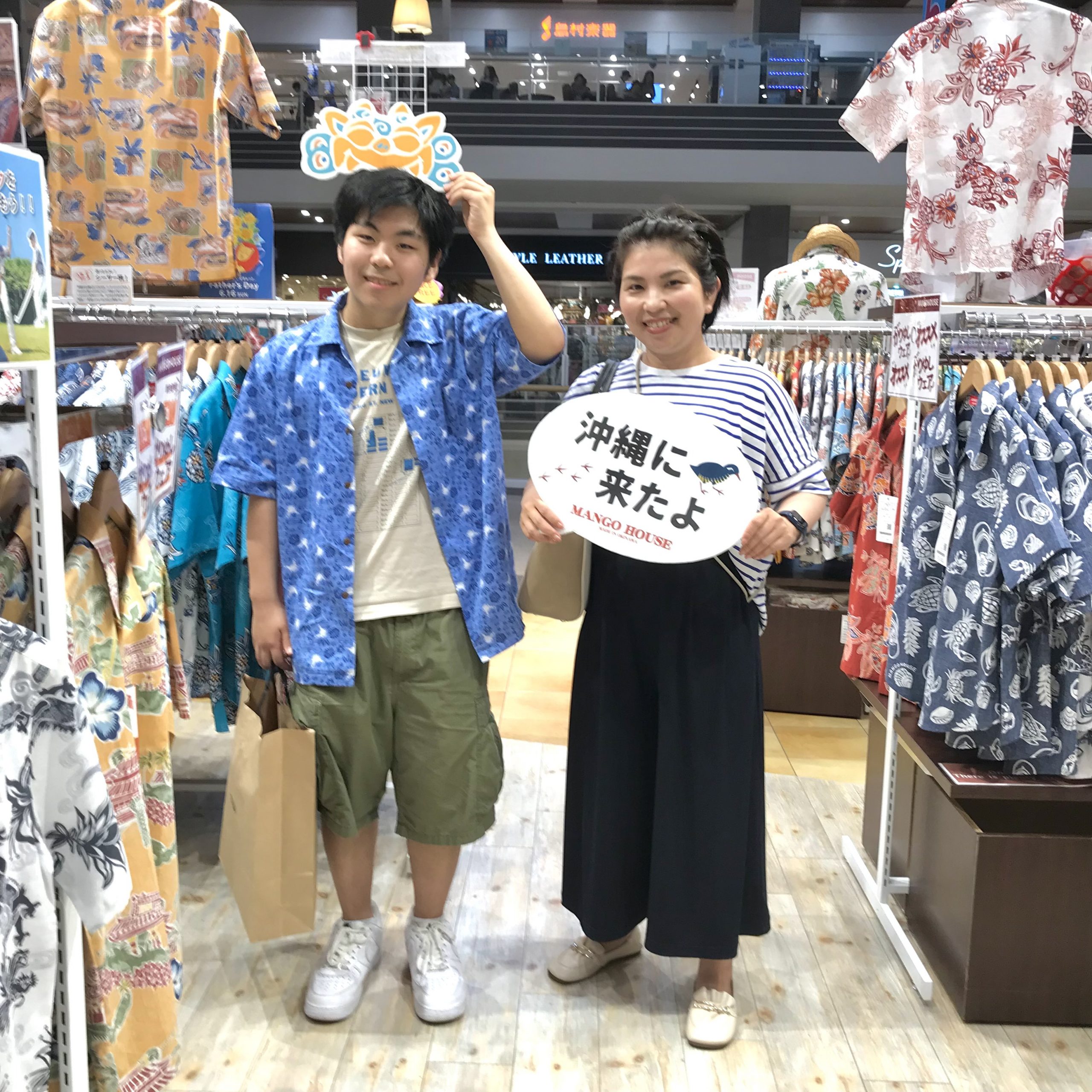 初店舗！ピカチュウかりゆしを着用の息子さんもマンゴハウスでは“シーサー柄”のデザインを ゲットされました ✨