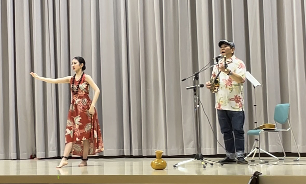 マンゴハウスのかりゆしウェアとかりゆしワンピースで舞台演舞