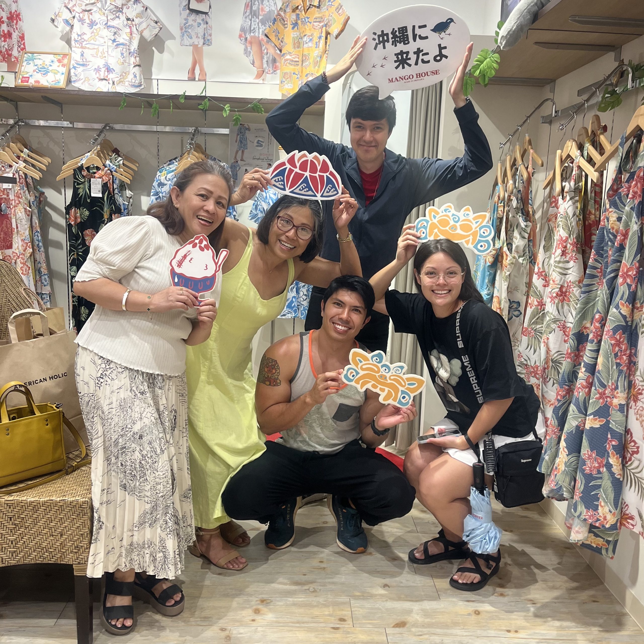 去年もご来店のリピーター様です   今回はご家族へのお土産をたくさんゲット ！