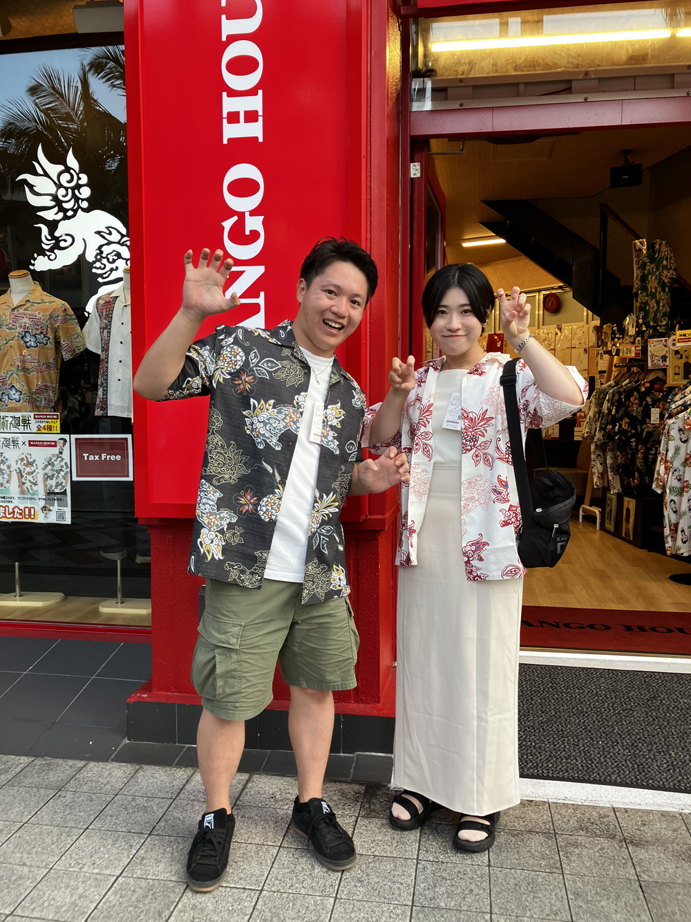 沖縄ならではのシーサー柄かりゆしウェアを着用してシーサーポーズに挑戦♪