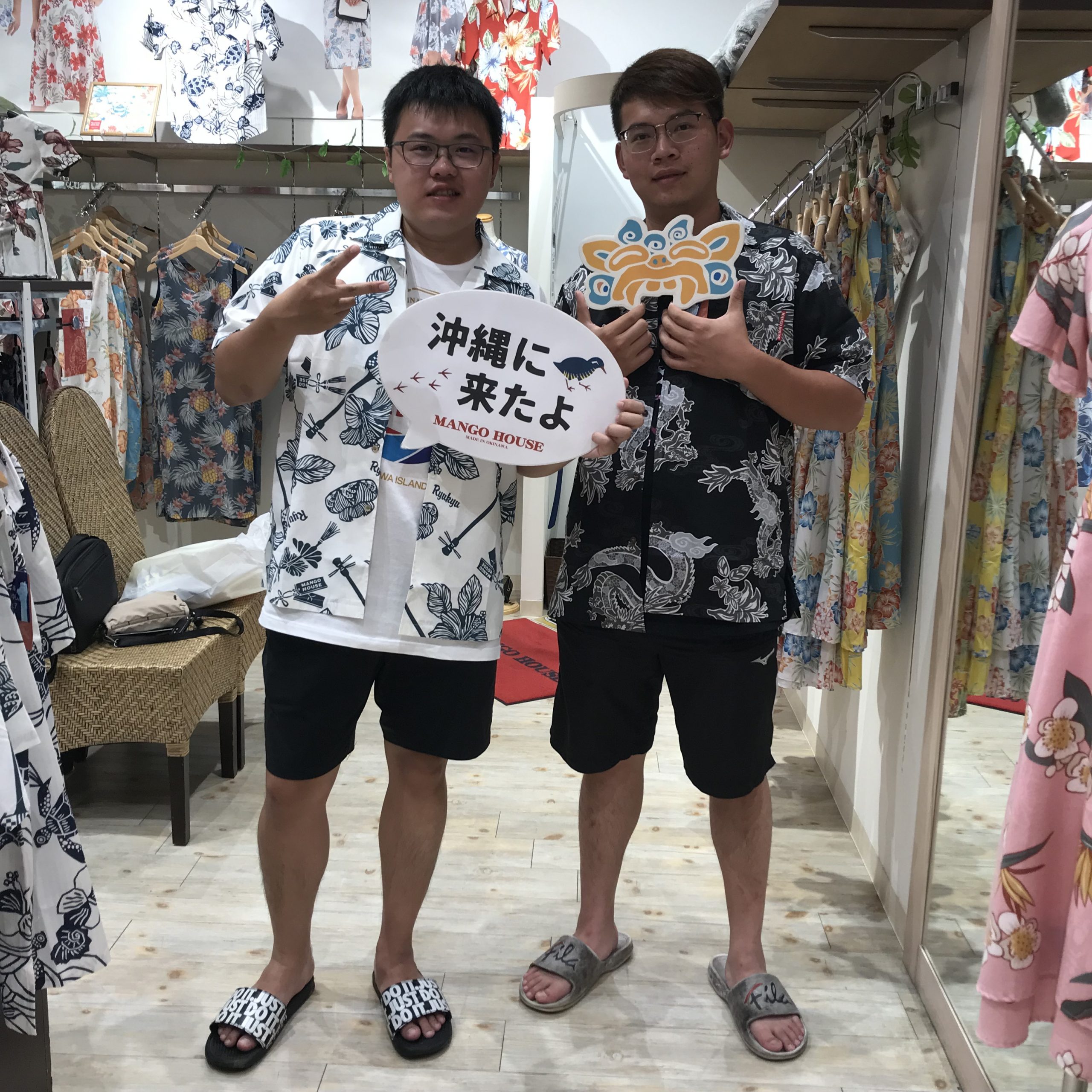 お友達も合流すると！お客様の方からスタッフに代わって、かりゆしウェアを説明してくれました♪