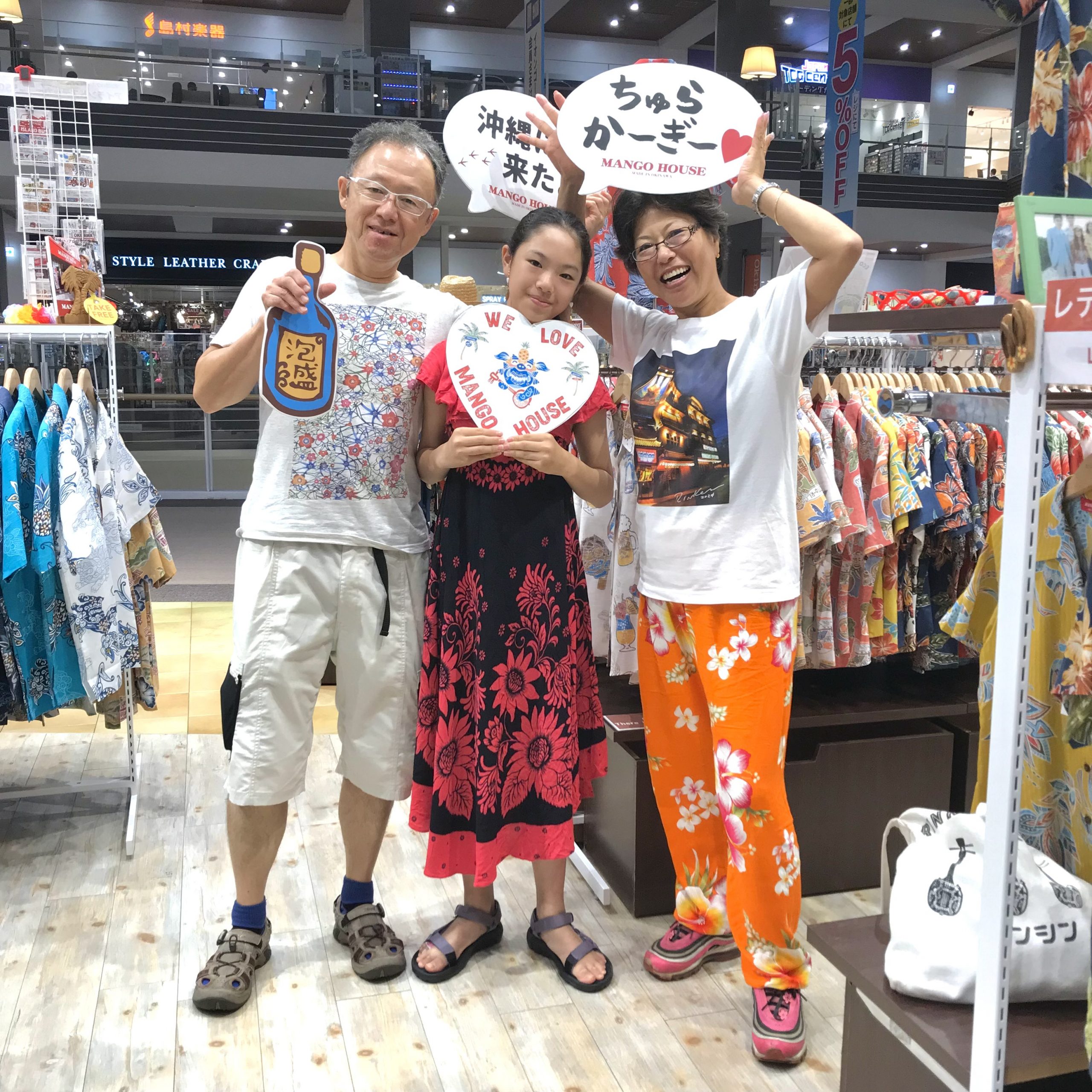 沖縄来たらいつものルーティン😊 みなさんでかりゆし選びです🎵