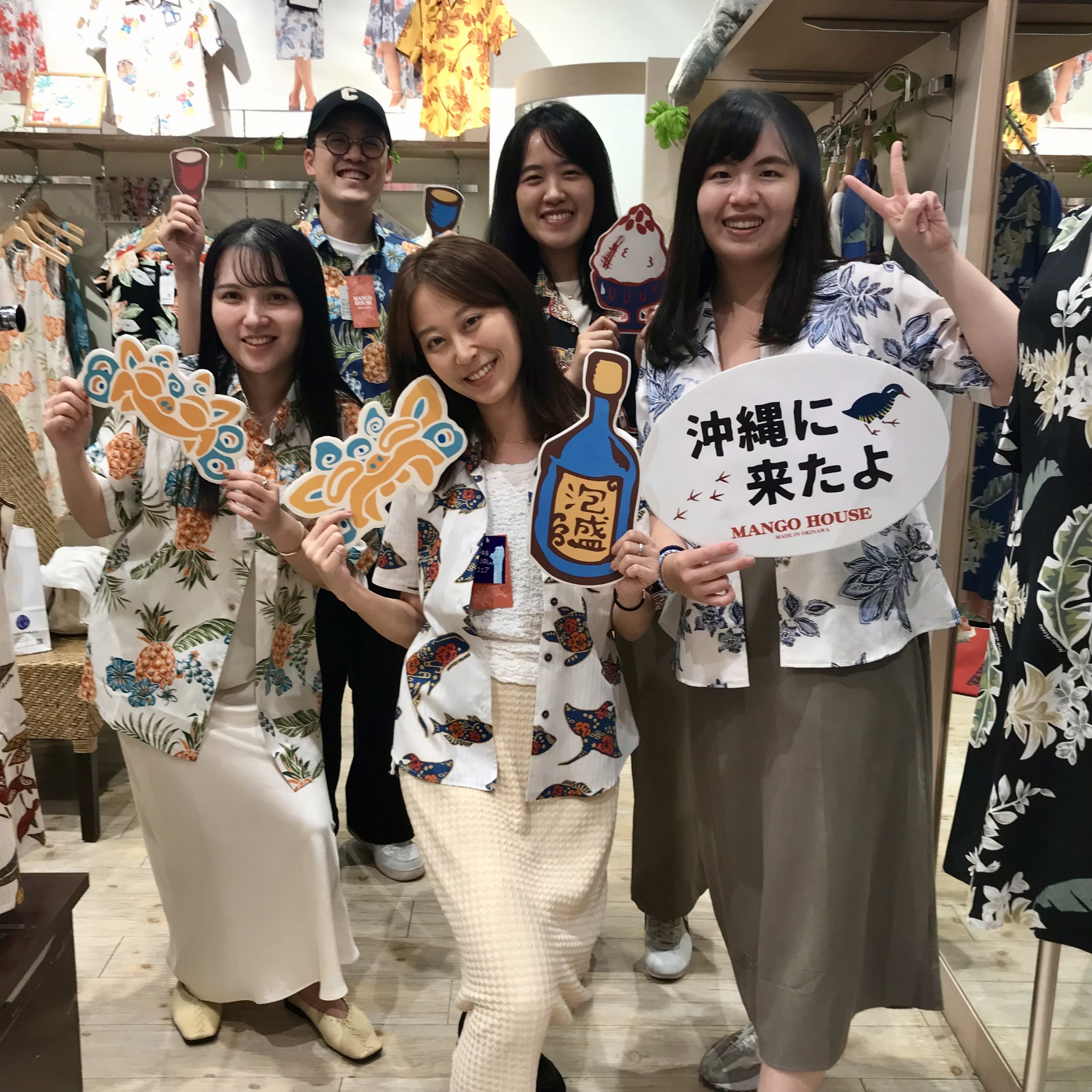 みんなで楽しくお買い物して良い思い出になりますね♪ぜひ着替えて楽しい旅にしてください
