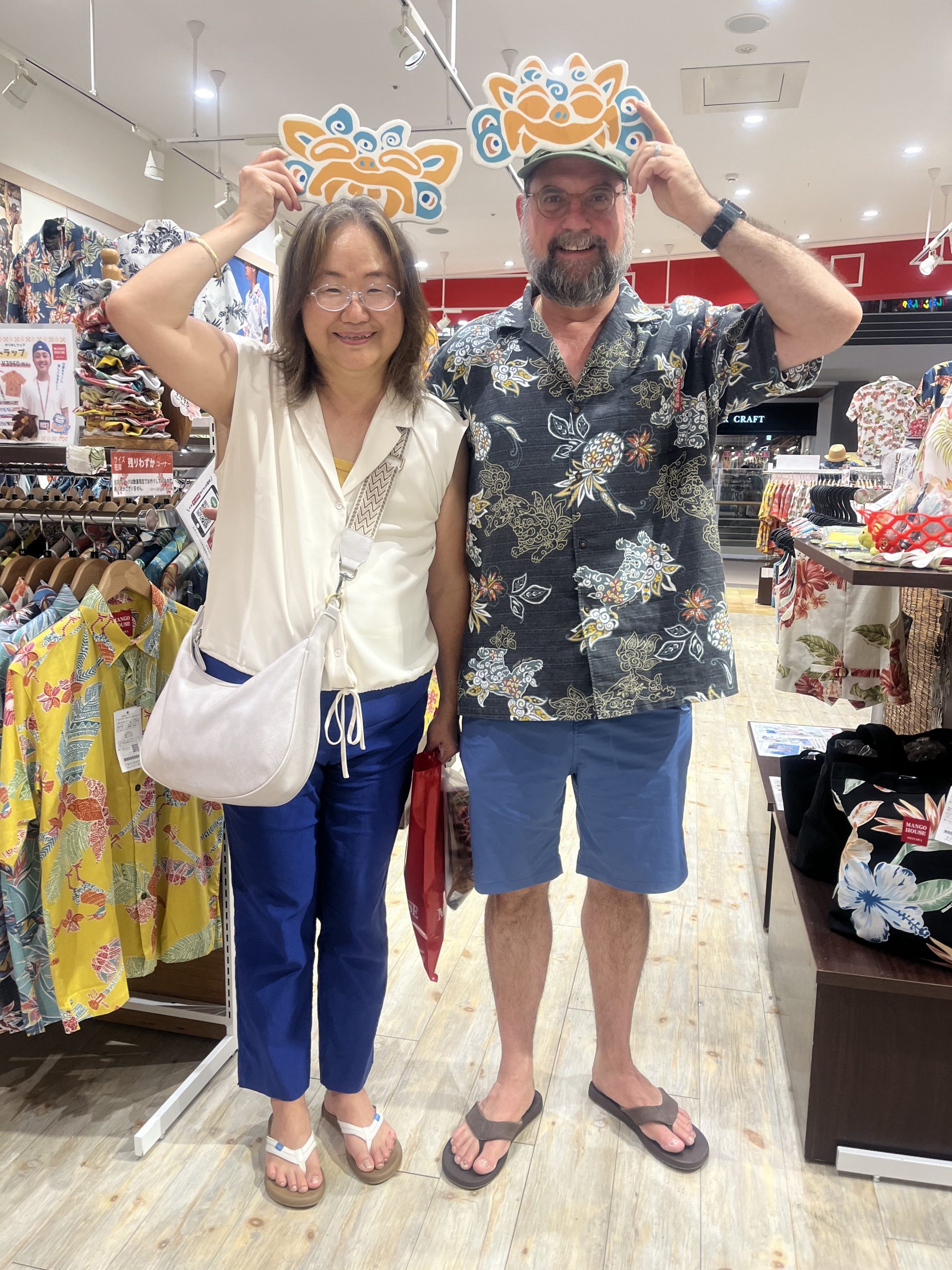 前回購入された シーサーとパインの柄を  見せに来てくれました 
