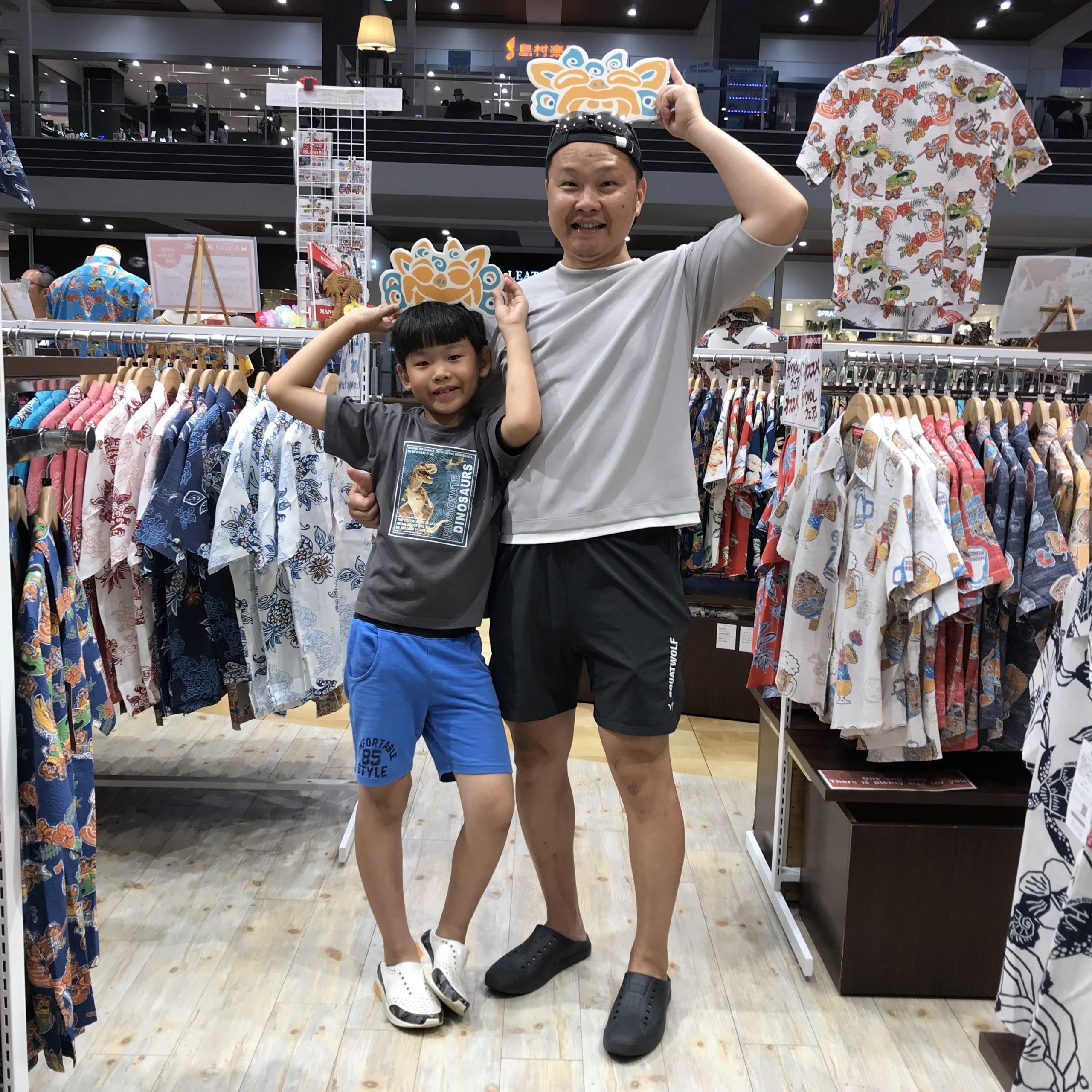 男の子は入店からお魚柄の かりゆしウェアを  気に入ってくれて 離してくれませんでした 