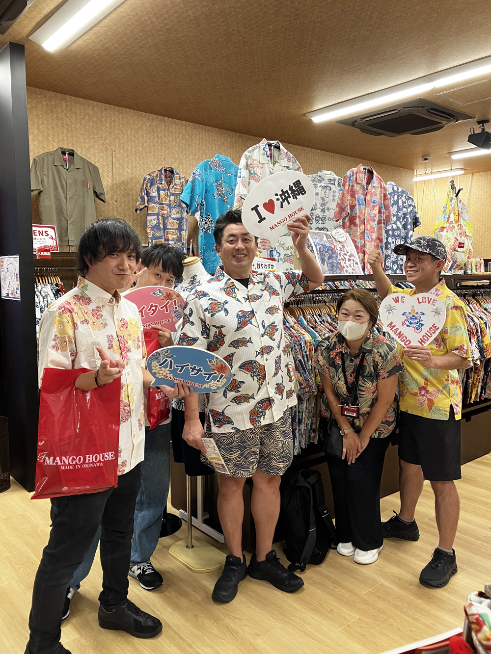 マンゴハウスのかりゆしウェアを着用して沖縄出張を楽しみながら頑張る♪