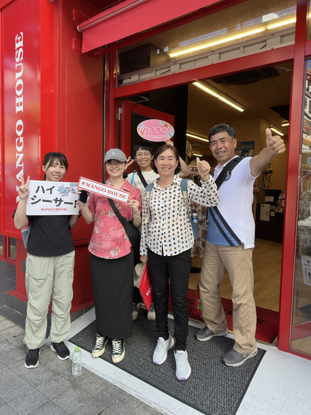 マンゴハウスのかりゆしウェアを着て家族で仲良く沖縄旅行を堪能してきます