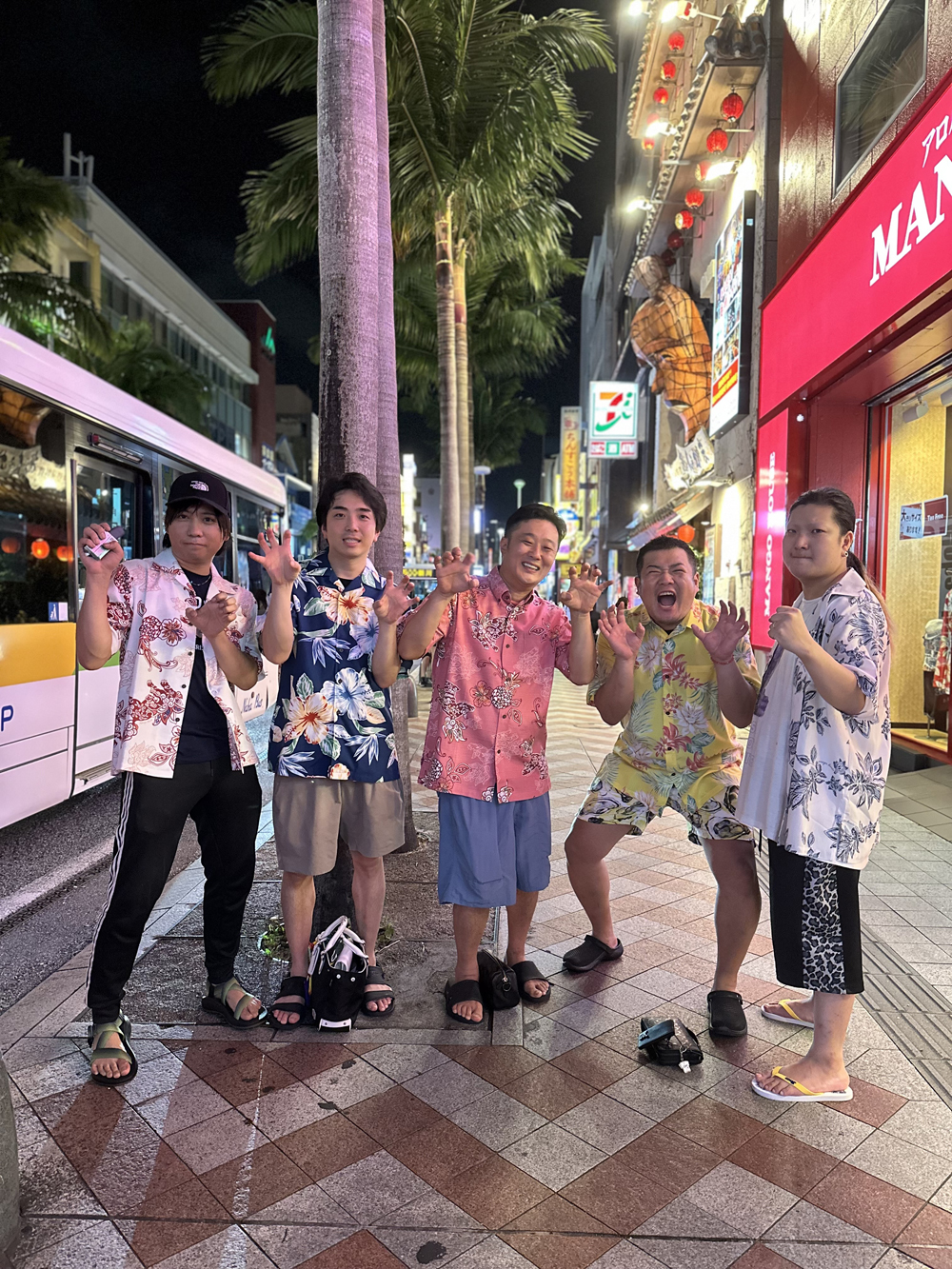 社員旅行のお客様、沖縄初日に皆さんでかりゆしウェアにお着替え♪