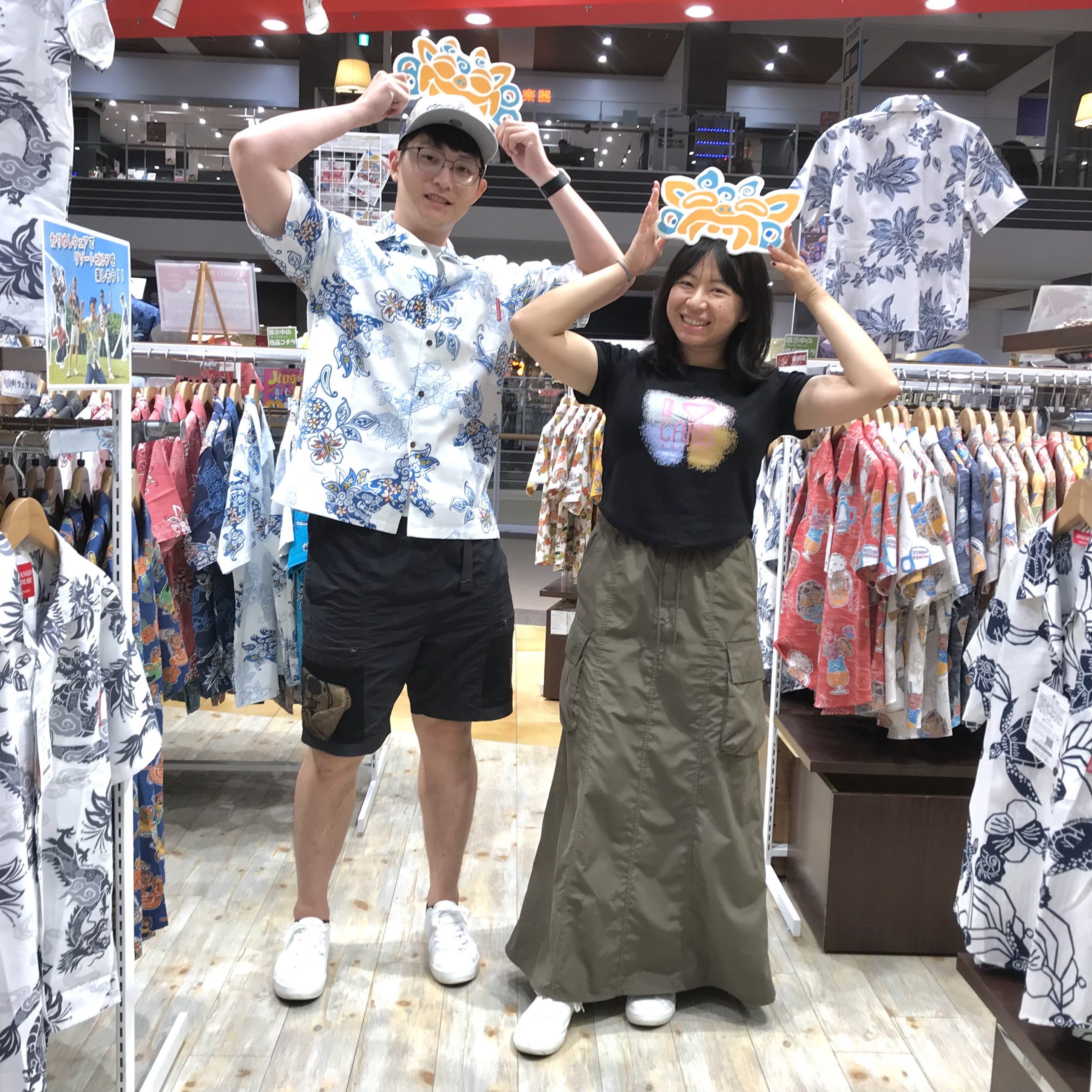 シーサーのデザインに手が止まり 早速ご試着され、サイズもピッタリ ♪