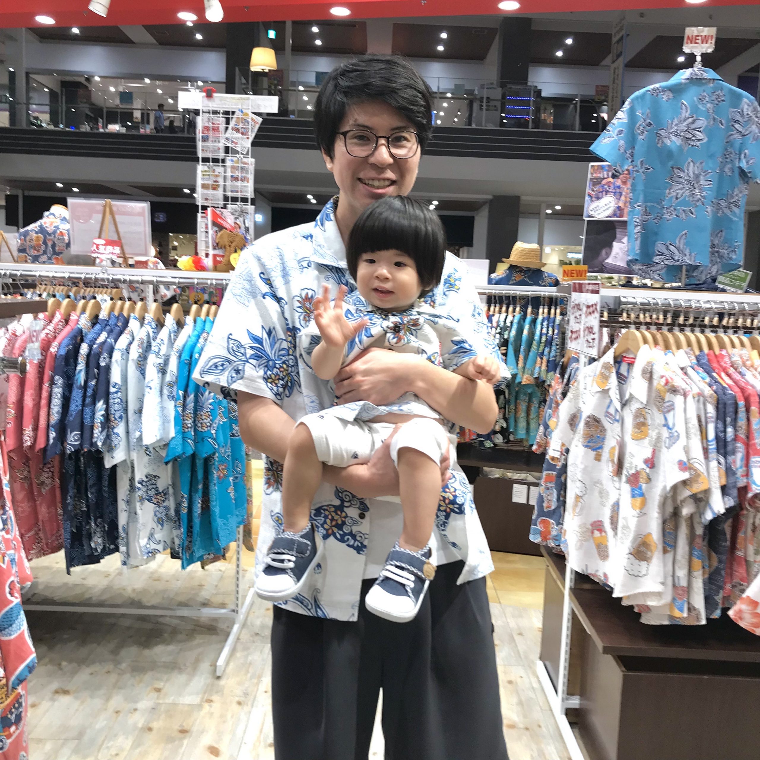親子でお揃いコーデ、お子さまもとてもお似合い！見てると笑顔になりますね 