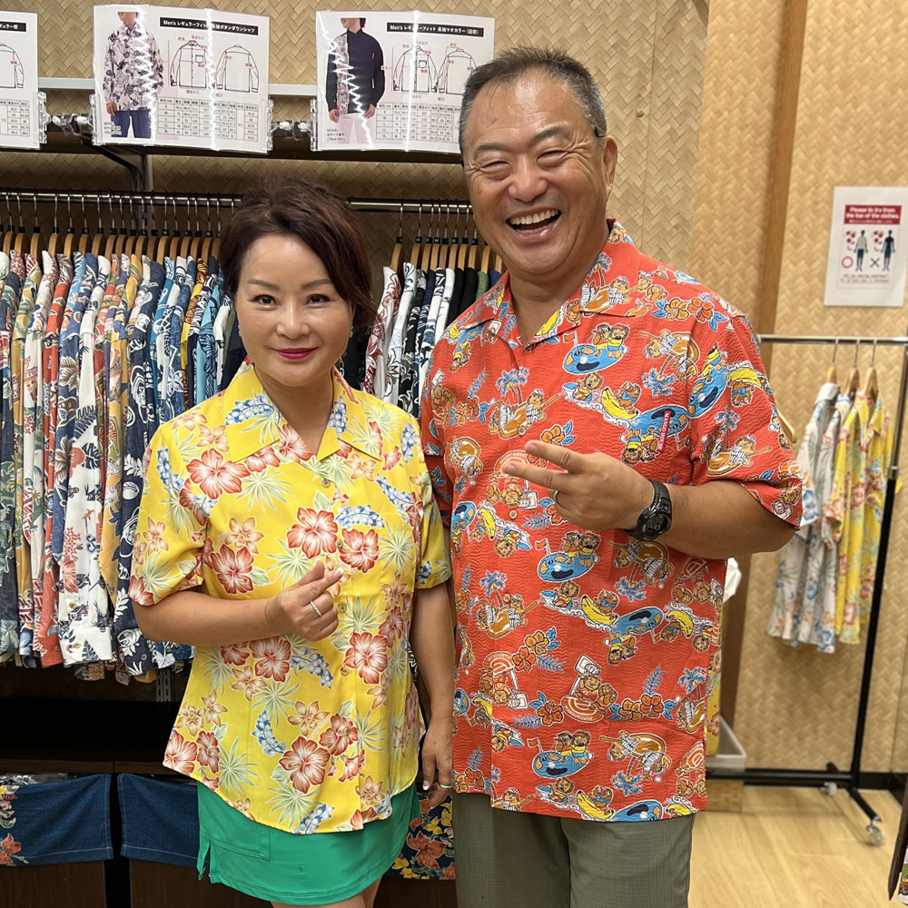 沖縄に来たら海外からのお客様もマンゴハウスでかりゆしウェアにお着換え！