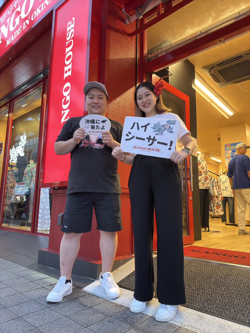 新婚旅行でお揃いのマンゴハウスのかりゆしウェアで沖縄観光満喫