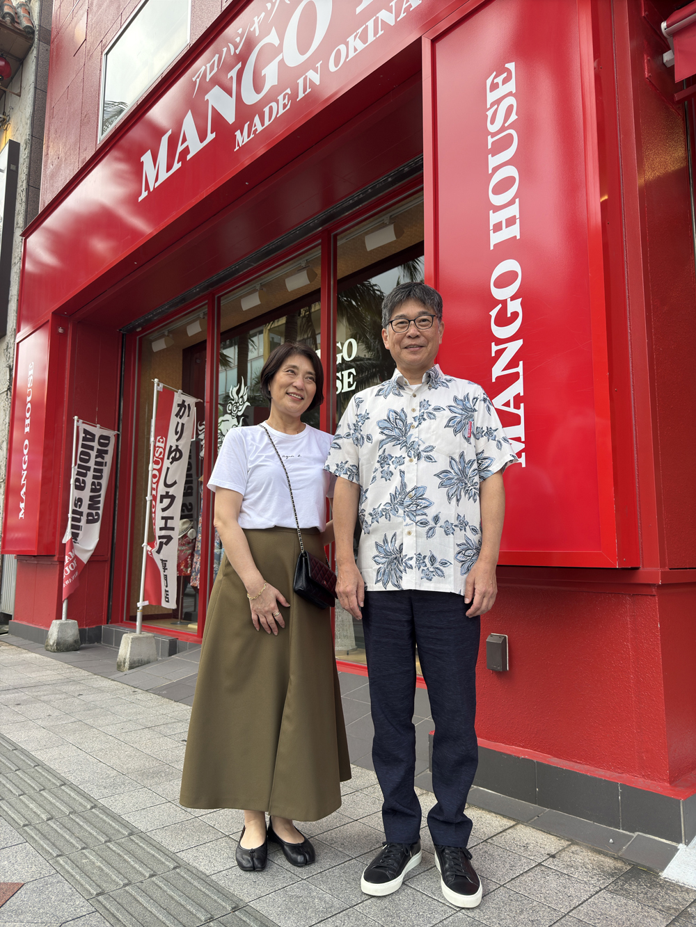 マンゴハウスのかりゆしウェアを着て夫婦で仲良く沖縄観光楽しみまーす♪