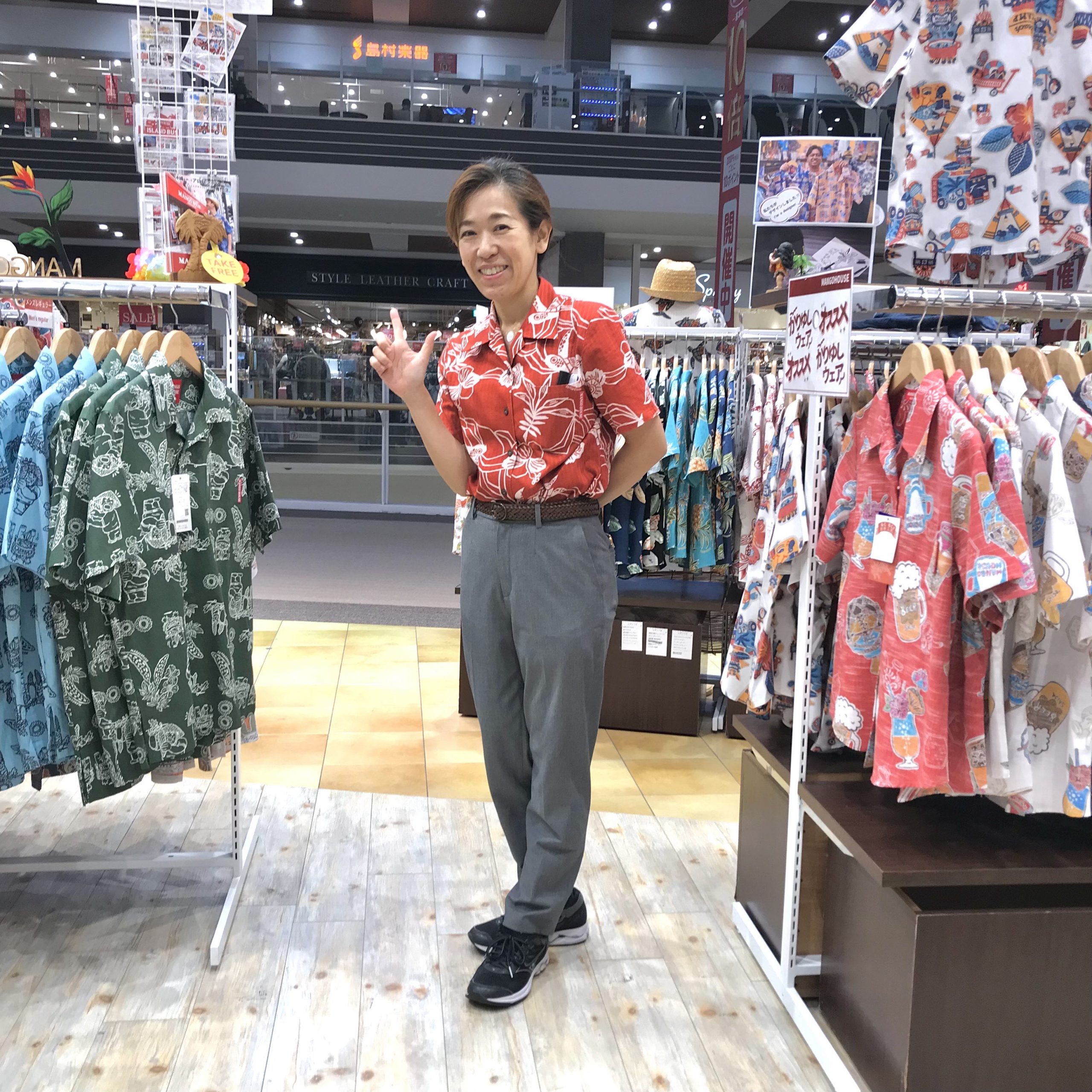 かりゆしウェアでお仕事中、動きやすくパンツにインがカッコ良過ぎです！