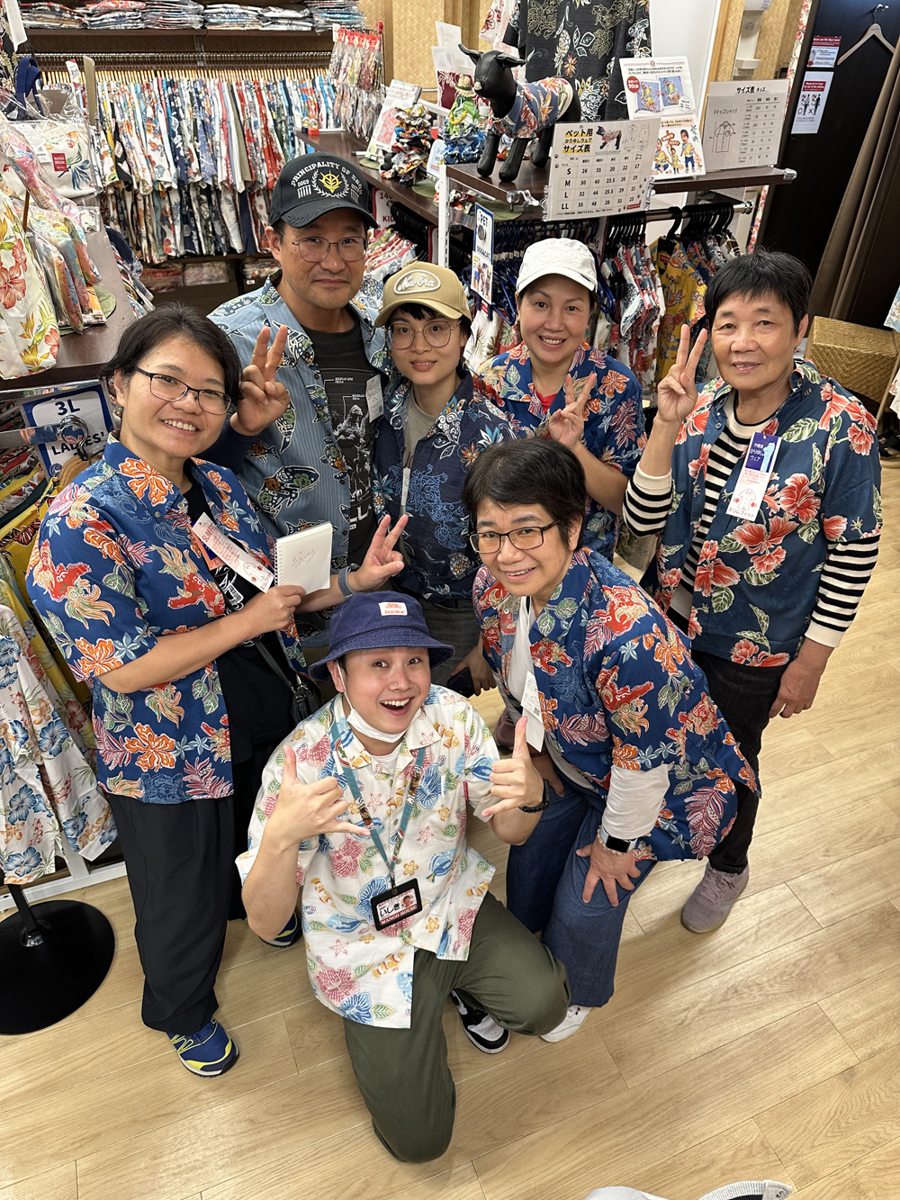 皆さま青色かりゆしウェアを着用してマンゴハウス国際通り２号店のデザイナーと記念撮影！