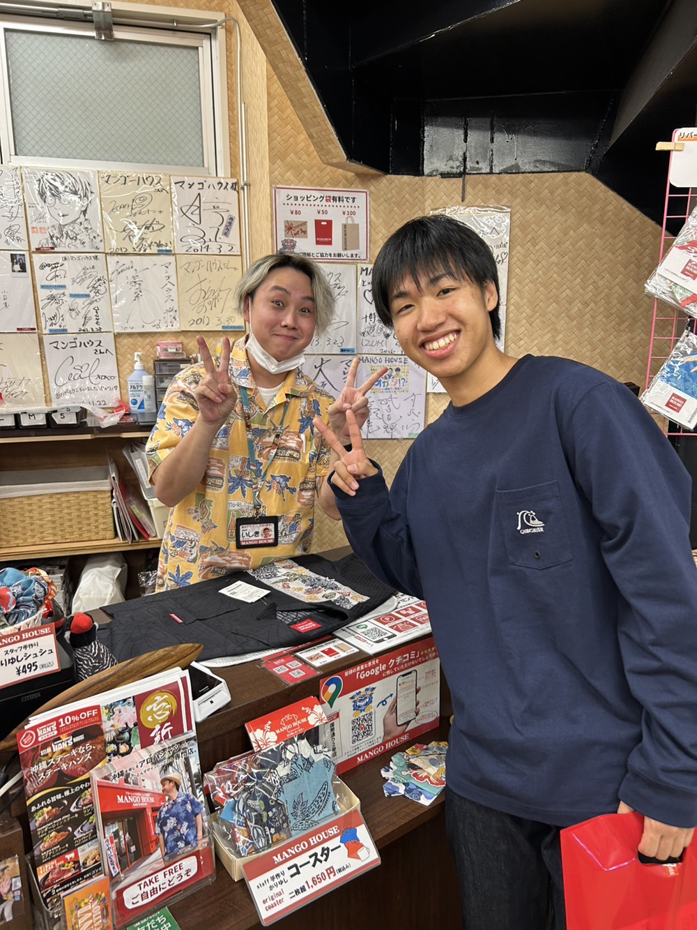 エガちゃんねるファンのお客様、マンゴハウスのパイン柄のかりゆしウェアを着て沖縄観光楽しみま〜す♪