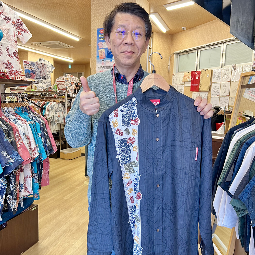 マンゴハウスで長袖のかりゆしウェアを求めて常連のお客様がご来店♪