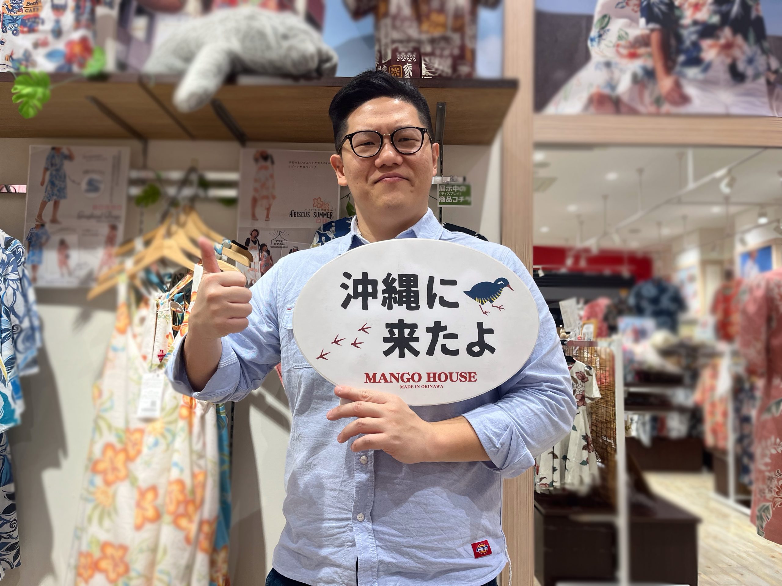 一番人気のシーサー柄の長袖かりゆしと三線柄のかりゆしウェアを  購入していただきました♪