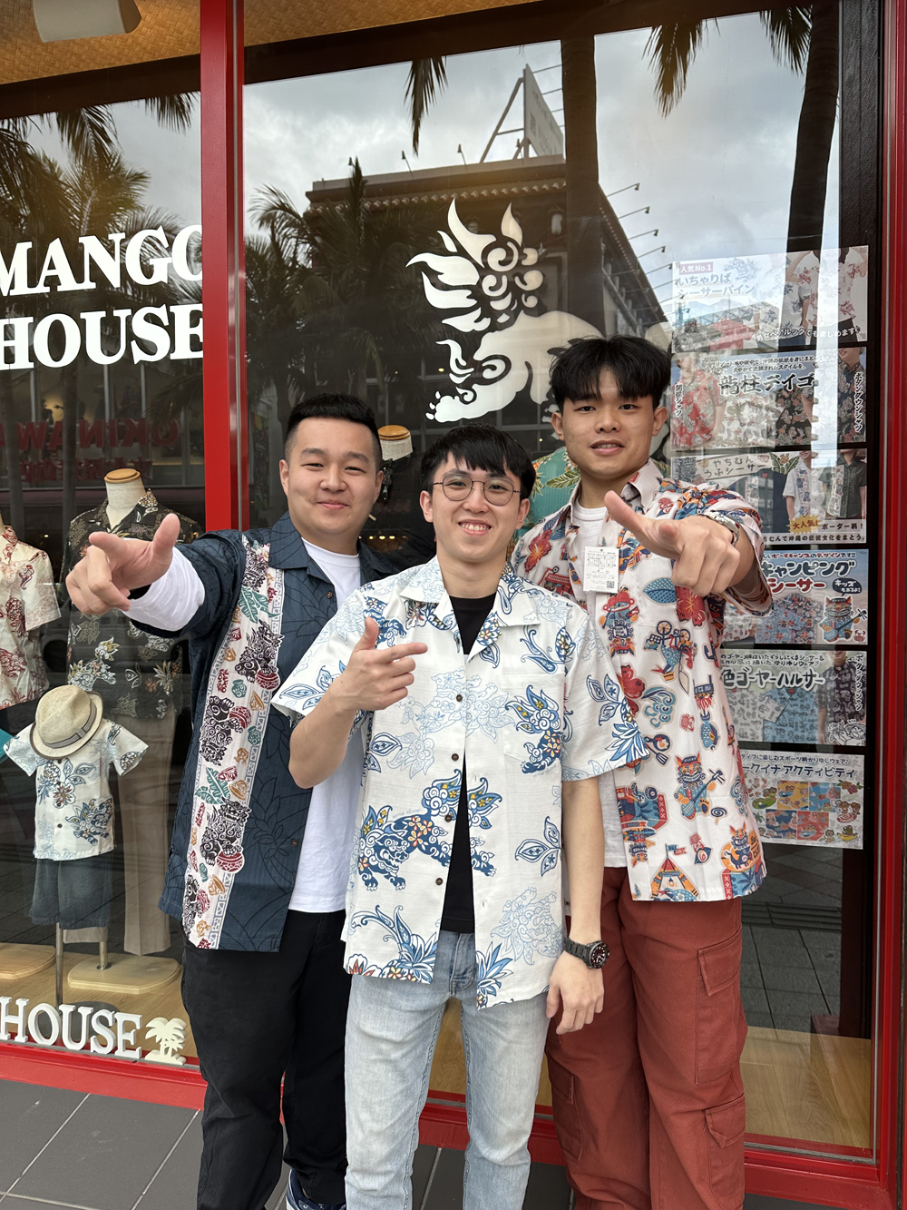 沖縄旅行記念に沖縄県産かりゆしウェアをマンゴハウス国際通り2号店でお選び頂きました♪