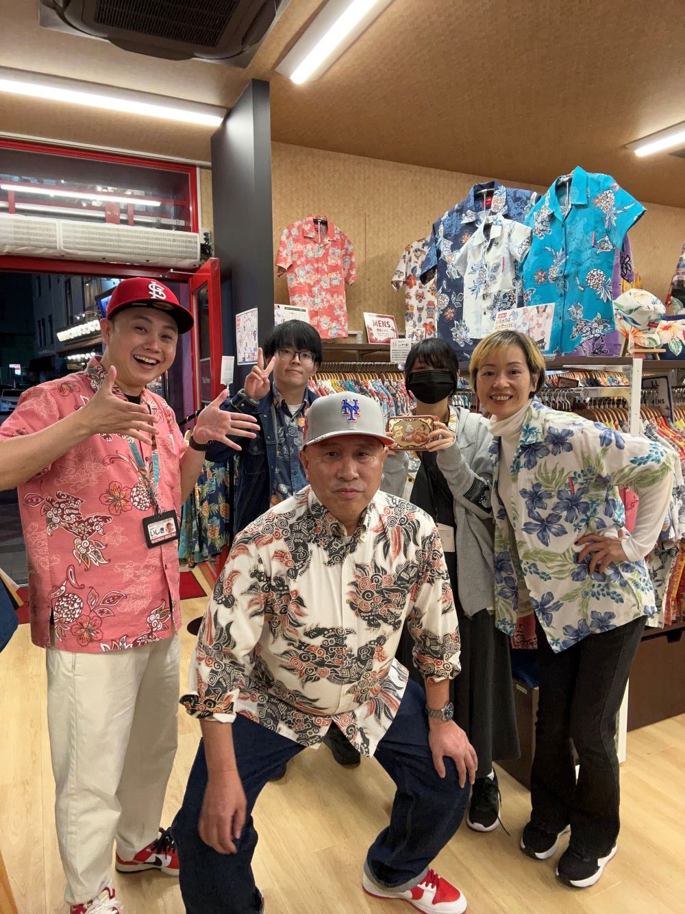 常連様今年初のご来店で恒例のマンゴハウススタッフと記念撮影♪