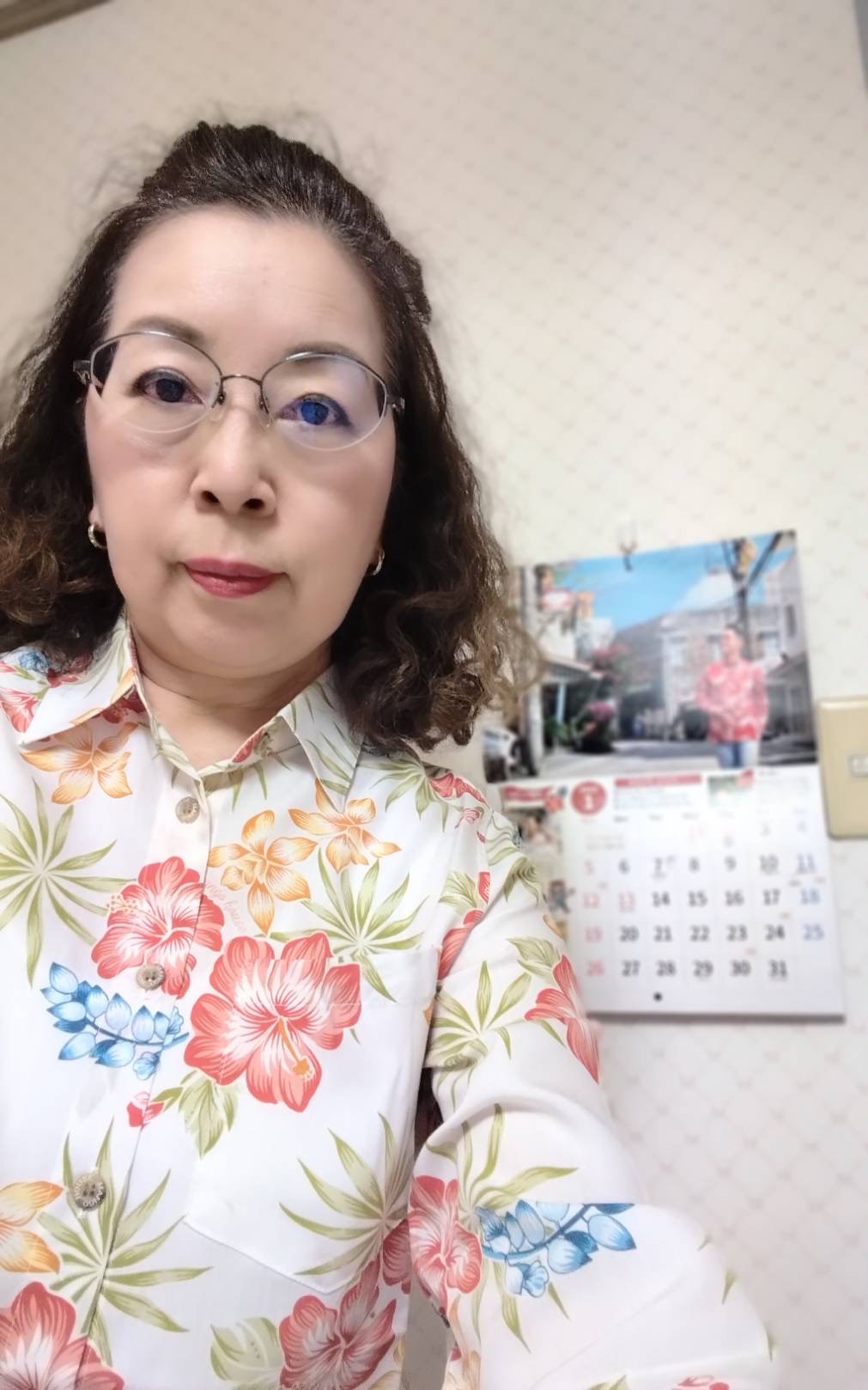 新年に相応しく国際通り店でゲットしたハイビスカスのかりゆしで仕事始め！