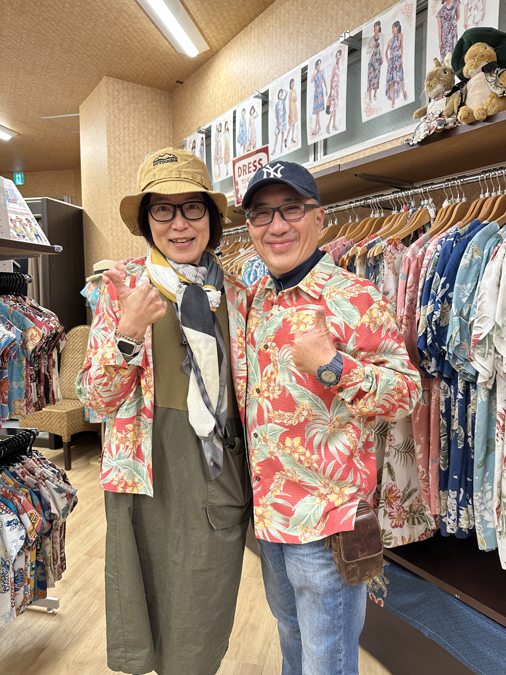 一目惚れした赤色のかりゆしウェアを夫婦お揃いで選んで頂きました♪