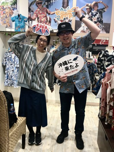 今回のシャツは 沖縄の美ら海水族館を連想する
ジンベエザメやマンタのモチーフが 可愛いデザインをゲット