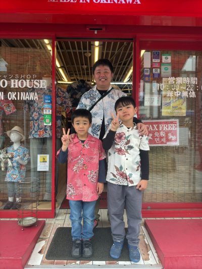 マンゴハウスで親子仲良くかりゆしウェアデビュー👏