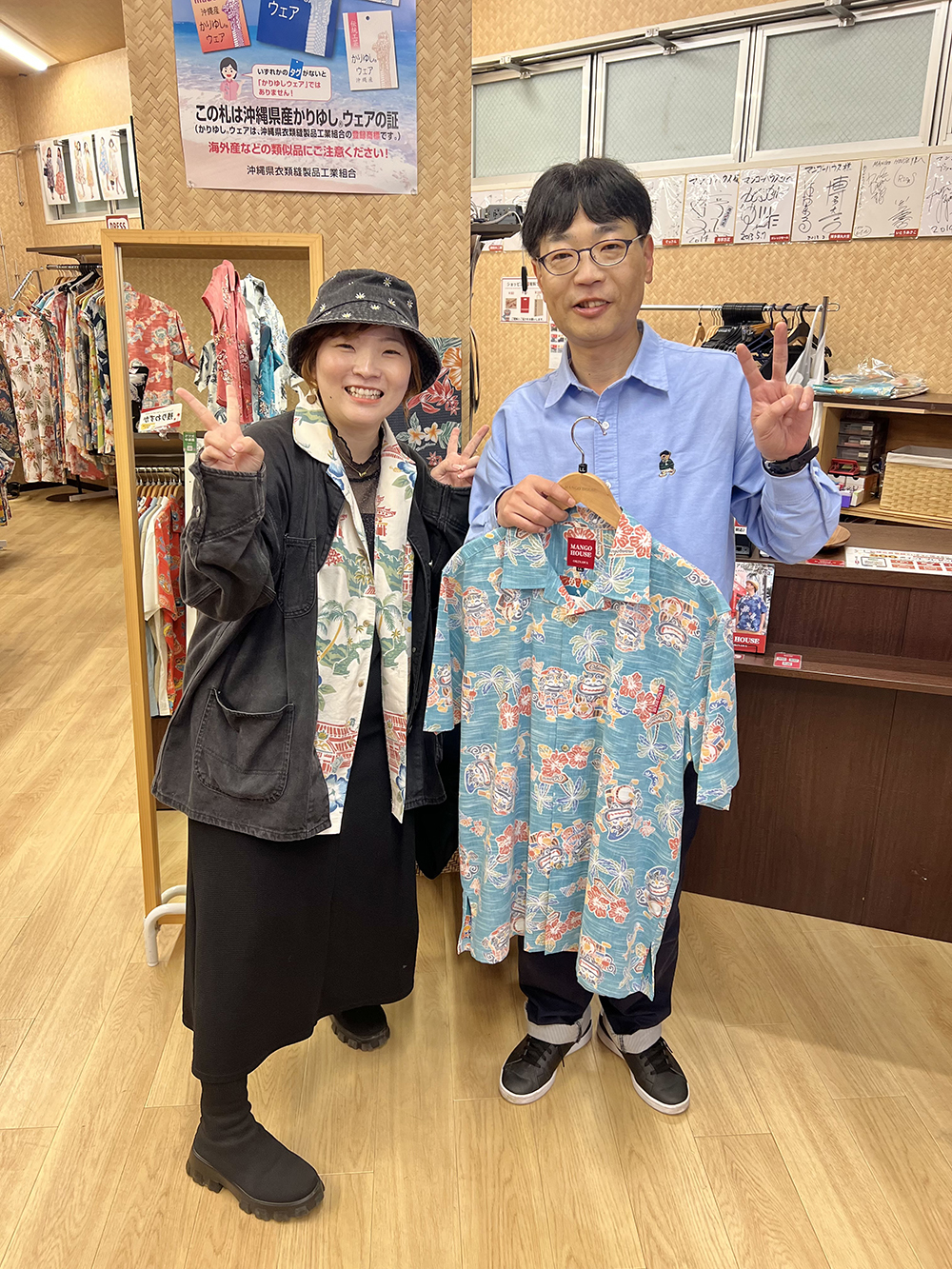マンゴハウスのリピーターさまが国際通り２号店へご来店！新作かりゆしウェアを購入くださいました♪