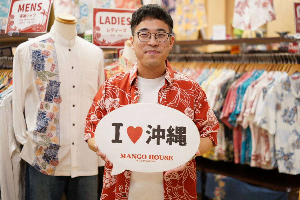 気に入ったかりゆしウェアを着て沖縄の思い出にスタッフと記念撮影!