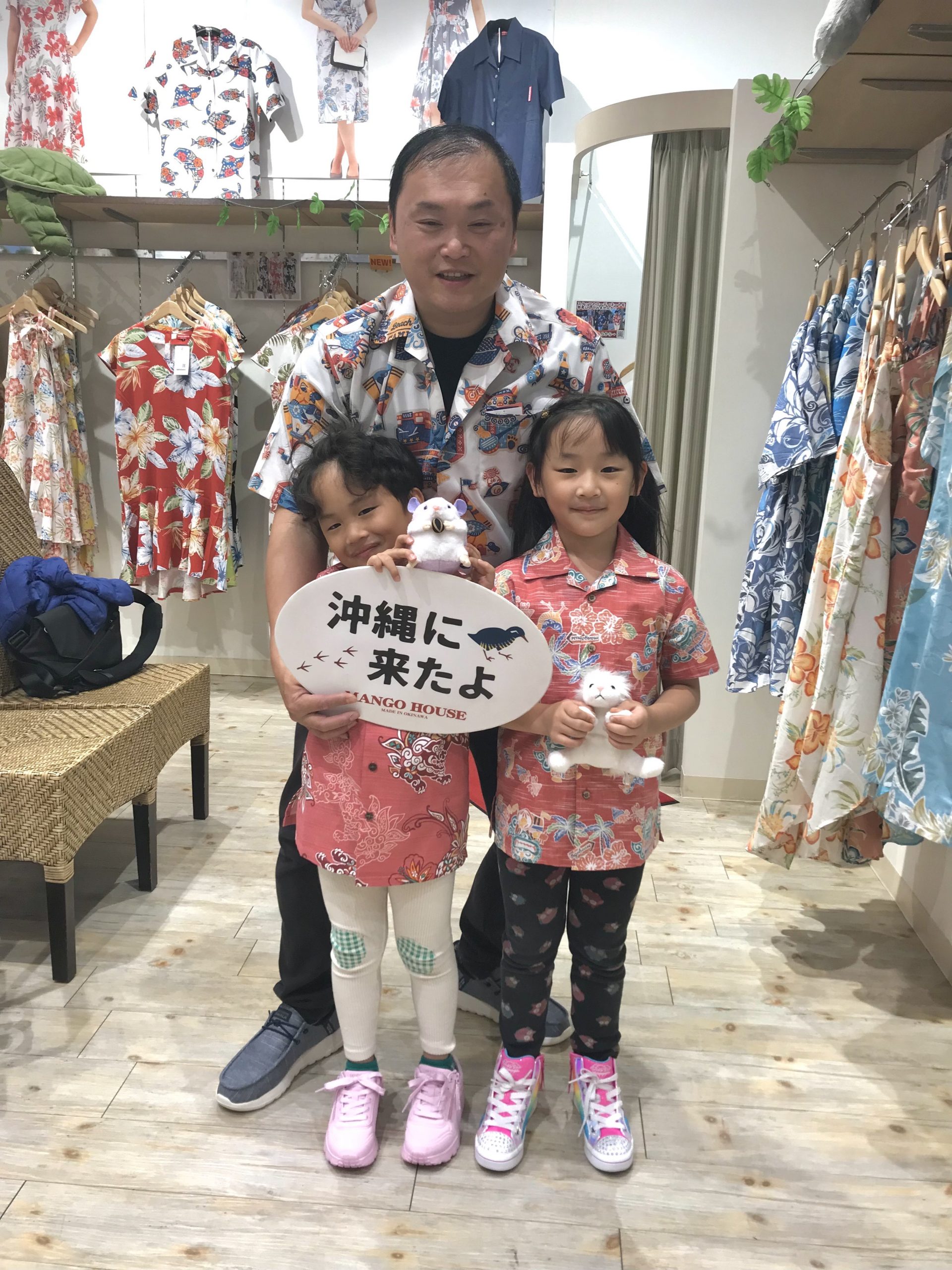 みなさまでシーサー柄のかりゆしウェアをご購入♪可愛らしいぬいぐるみ