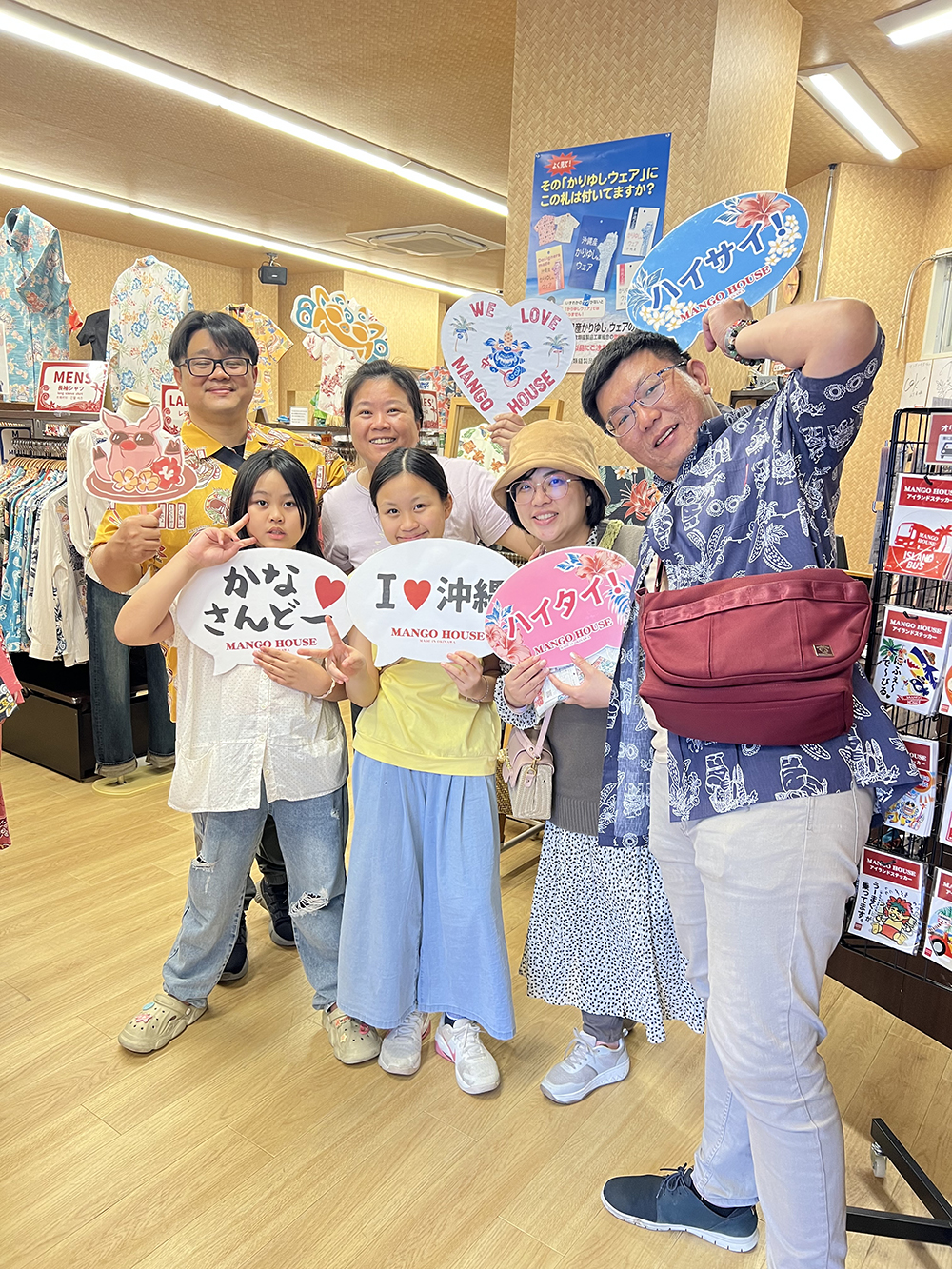 台湾から家族で沖縄旅行に来てマンゴハウスでかりゆしウェアにお着替え♪