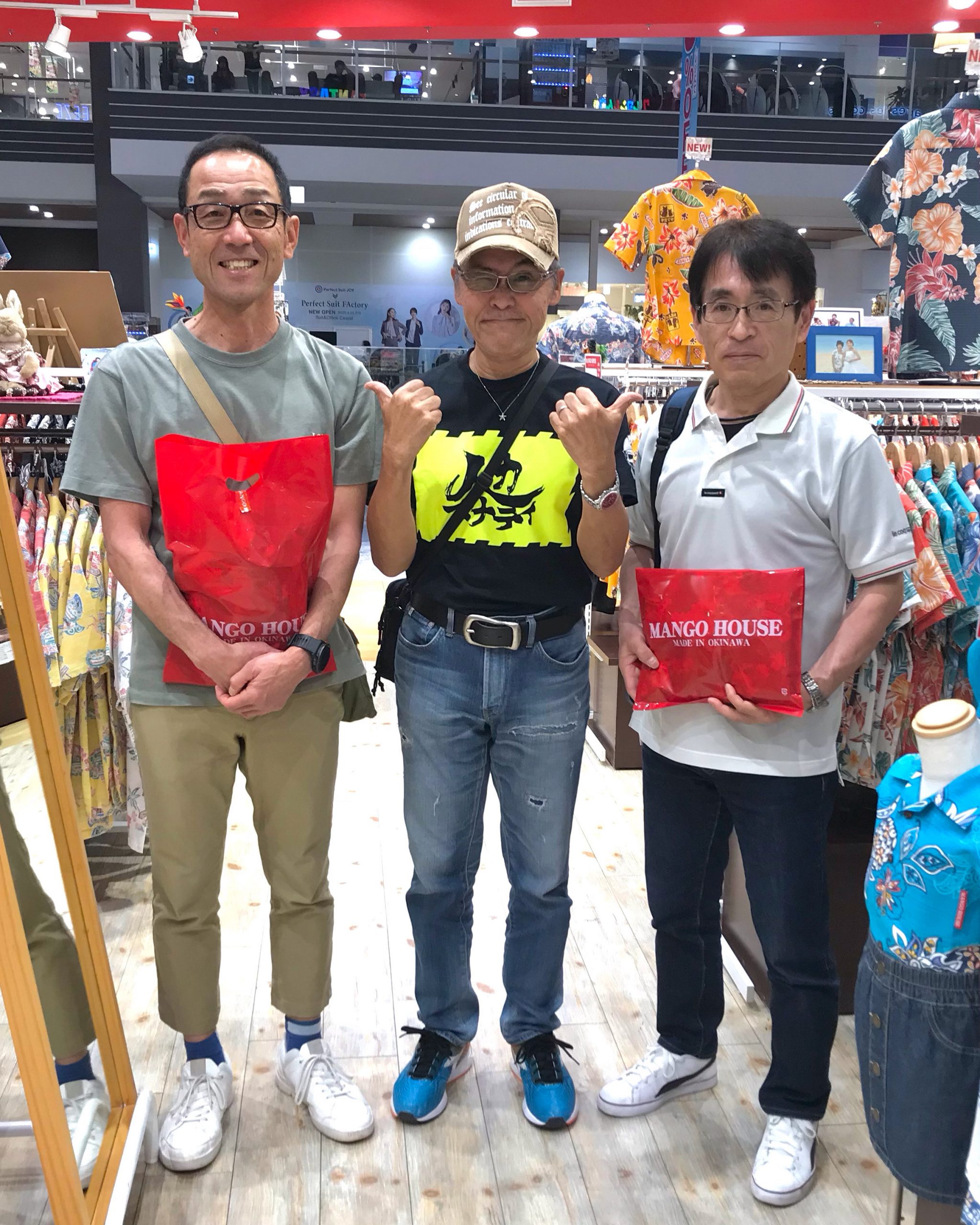 地元でも、次の沖縄旅行でもかりゆしウェアで 涼しく、楽しくお過ごしくださいませ♪