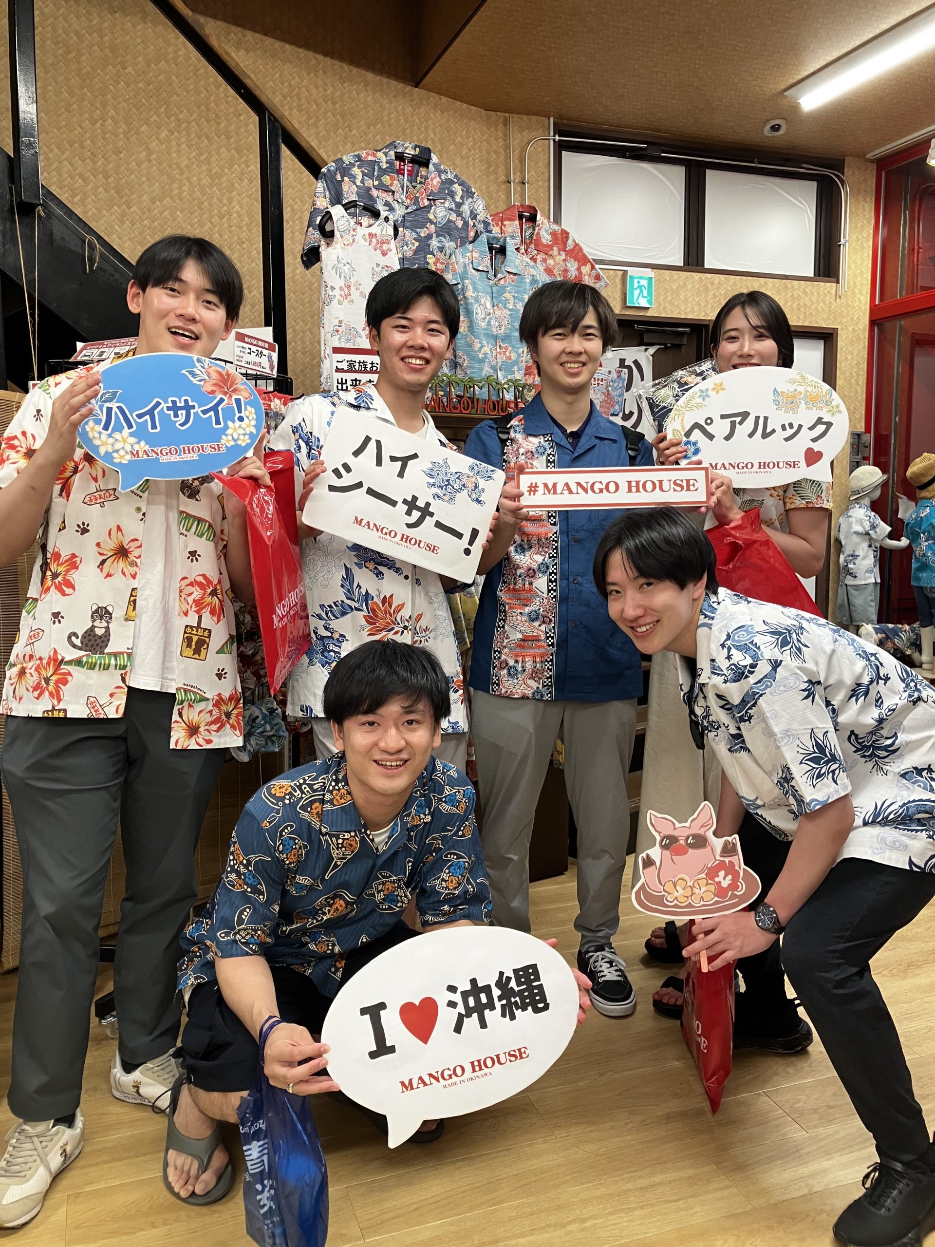 団体のお客様ご来店！皆さま気になったかりゆしウェアをご試着しながらお気に入りの一着をチョイス♪