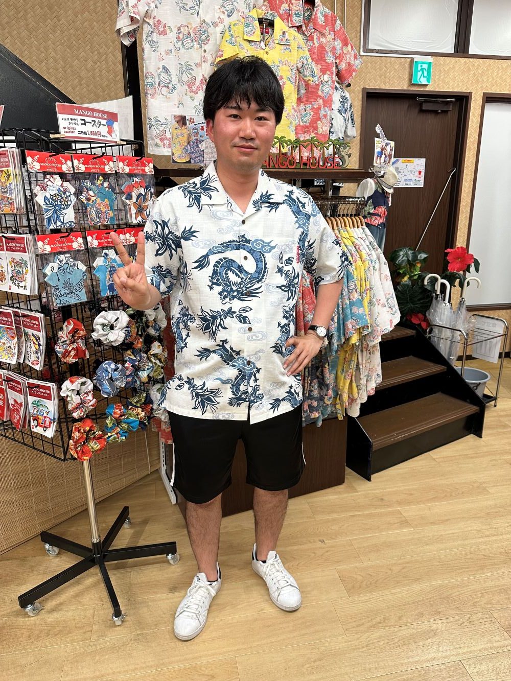 柄シャツ好きなお客様、カッコいいドラゴン柄のかりゆしウェアを纏って沖縄を楽しみます！
