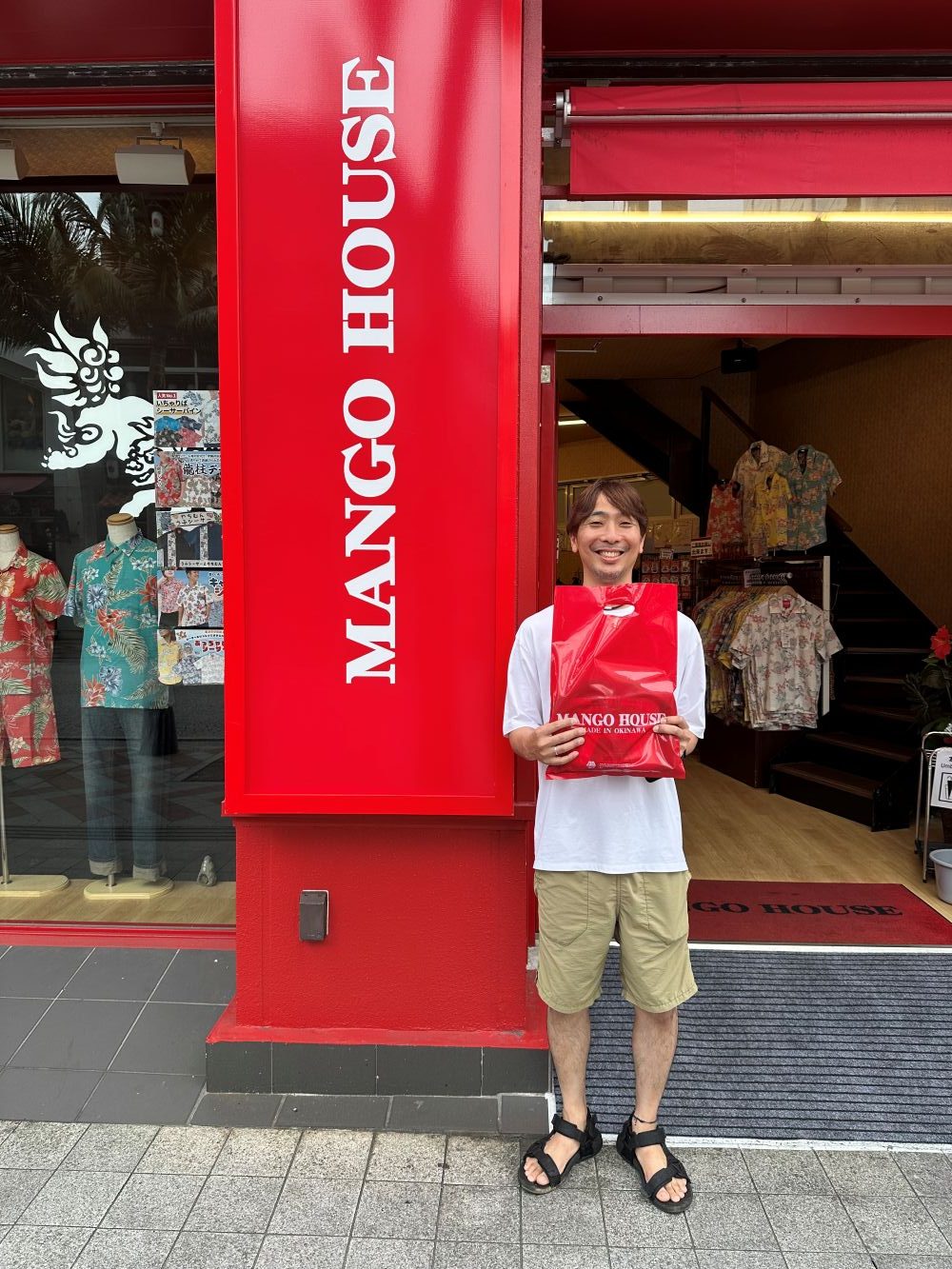 5月8日が誕生日という事で、ゴーヤー柄のかりゆしウェアを選んで頂きました♪