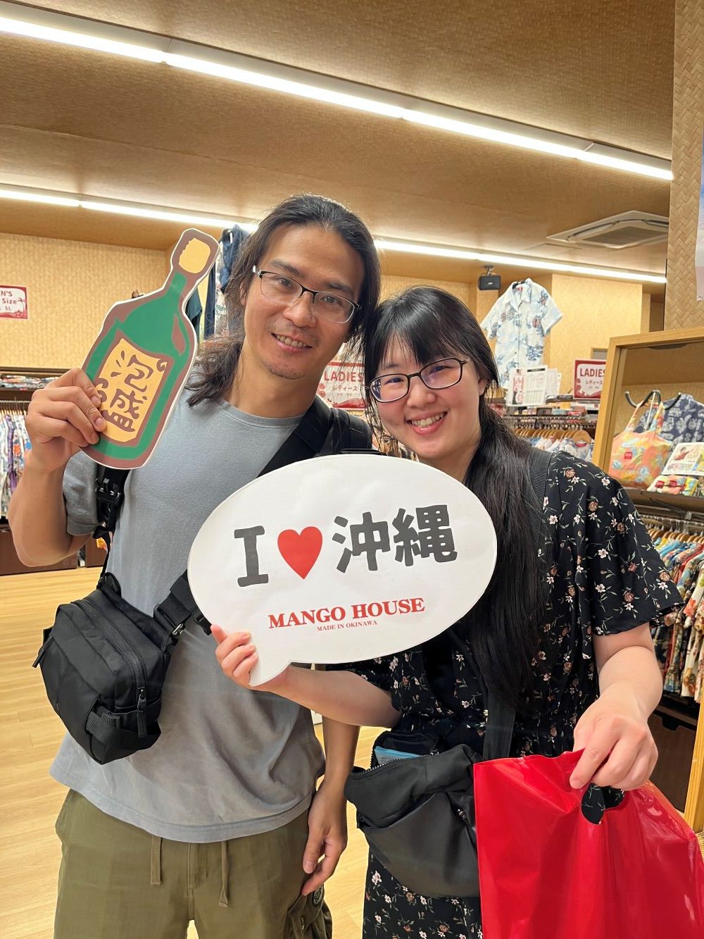 台湾からお越しのお客様!沖縄初日にかりゆしウェアを求めてマンゴハウスへご来店♪