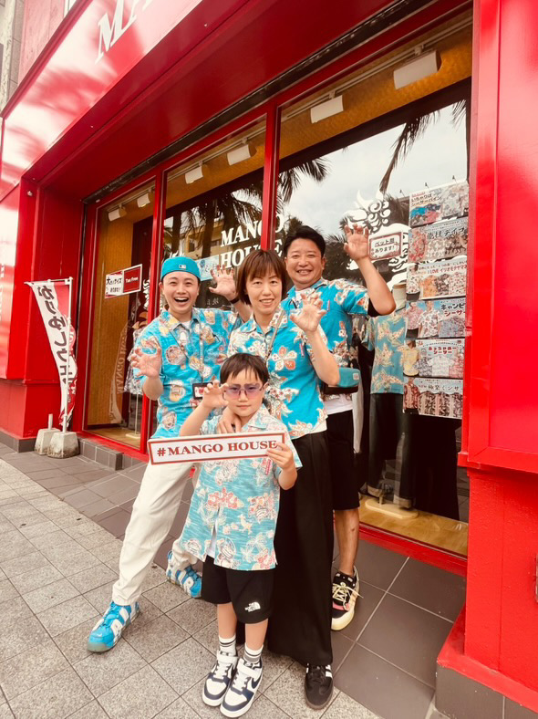 リピーターさまご家族とブルー系かりゆしウェアを着用して記念撮影♪