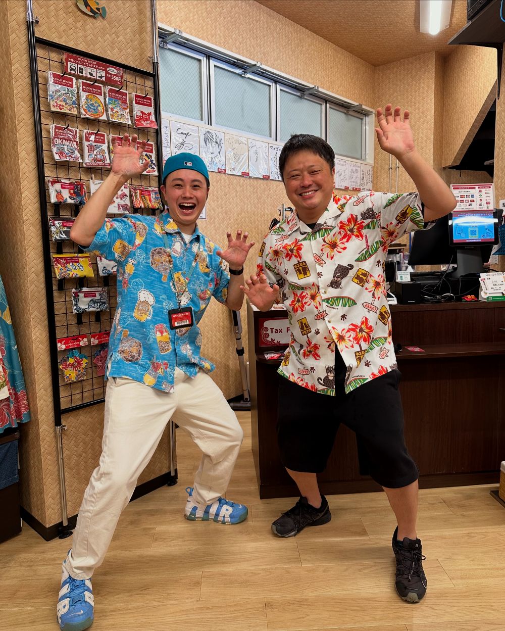 可愛いイリオモテヤマネコ柄のかりゆしウェアを着用してマンゴハウススタッフと記念撮影♪